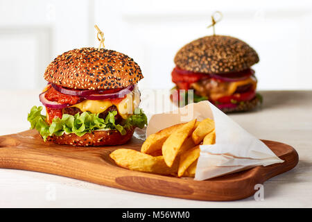 Deux hamburgers avec frites Banque D'Images