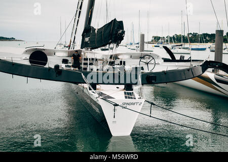 2 Sprindrift (40m maxi-trimaran, Sprindrift Racing), amarré à la Trinité-sur-Mer, Bretagne, France en mai 2017. Anciennement connu sous le nom de Banque Populaire V. Banque D'Images