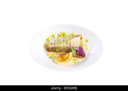 Deuxième cours appétissant de poissons. La carpe frite. sur un fond blanc. Isolées. Banque D'Images