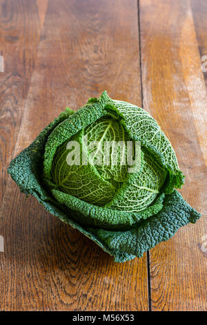 Cabage vert sur une table de cuisine en bois de style rustique. Banque D'Images