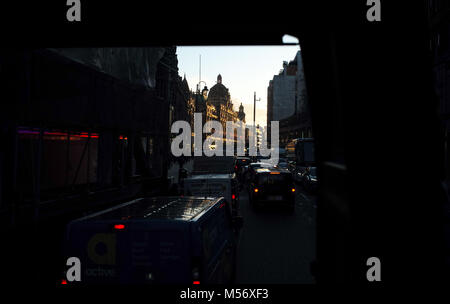 Un POV spectaculaire de la route sur les voitures à la recherche au feu vers Harrods Brompton Road London, dans la lumière dorée du soir au coucher du soleil Banque D'Images