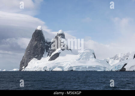 L'antarctique, Canal Lemaire, le détroit entre la péninsule de Kiev dans le continent est la Terre de Graham et l'île Booth. Banque D'Images