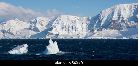 L'antarctique, péninsule antarctique. Vue panoramique vue sur la campagne de la voile au nord du Canal Lemaire. Banque D'Images