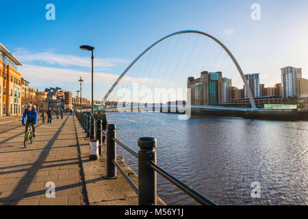 Newcastle upon Tyne Quayside, vue sur le Quayside montrant le pont du Millénaire et le bâtiment du Centre Baltique d'art contemporain à Gateshead Banque D'Images