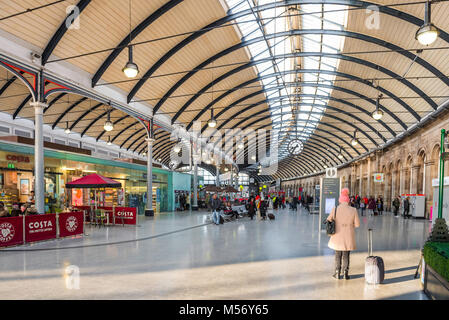 Newcastle sur Tyne UK, vue de l'intérieur de la gare centrale de Newcastle montrant son vaste toit voûté de style victorien, Tyne and Wear, Royaume-Uni Banque D'Images