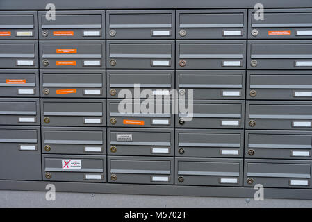 Boîtes aux lettres dans un immeuble d'appartements dans un nouveau bâtiment maison Banque D'Images