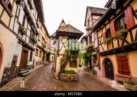 Eguisheim, une ville de Haut-Rhin, France, célèbre pour ses vins d'Alsace et d'être voté en tant que Favoris village français de 2013 Banque D'Images