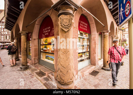 Un coin de rue de la vieille ville de Colmar, Alsace, France Banque D'Images