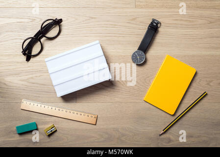 Blanc vierge.jpg avec copie espace pour la rédaction d'un message se trouvant sur office bureau avec ordinateur télévision pondre de bird's eye view Banque D'Images