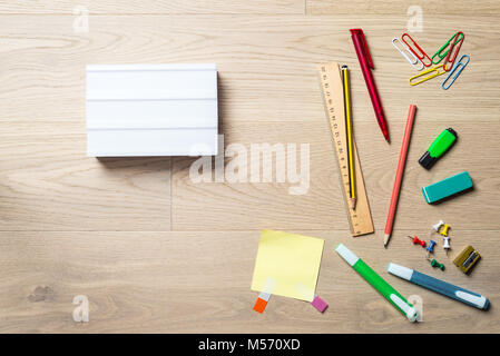 Blank.jpg avec copie espace pour la rédaction d'un message se trouvant sur office 24 avec stylo, crayon, un surligneur et la règle qu'une télévision pondre de bird's eye view Banque D'Images