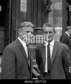 Arsenal et l'Angleterre joueur George Eastham (à droite) avec Cliff Lloyd, secrétaire de l'Association des footballeurs professionnels, après jugement, a été donné au Palais de Justice dans son action contestant la légalité de la 'tain et transfert" régissant l'emploi des footballeurs professionnels français. Banque D'Images