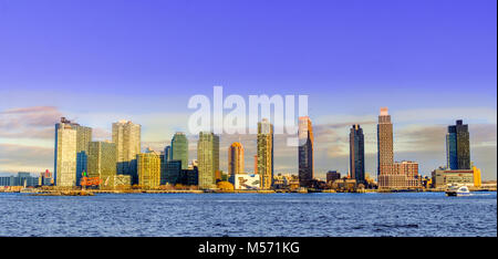 New York City, New York, États-Unis, janvier 2018, panorama de Long Island City (Queens) par l'East River Banque D'Images