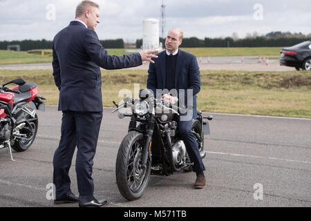 Le duc de Cambridge est assis sur une moto Bobber Triumph lors d'une visite au Parc Technologique de MIRA à Nuneaton, Warwickshire, qui fournit l'ingénierie d'avant-garde, de la recherche et des services d'essai de l'industrie des transports. MIRA était auparavant connu sous le nom de Motor Industry Research Association. Banque D'Images