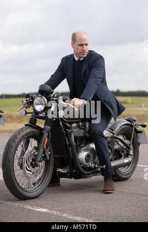 Le duc de Cambridge est assis sur une moto Bobber Triumph lors d'une visite au Parc Technologique de MIRA à Nuneaton, Warwickshire, qui fournit l'ingénierie d'avant-garde, de la recherche et des services d'essai de l'industrie des transports. MIRA était auparavant connu sous le nom de Motor Industry Research Association. Banque D'Images