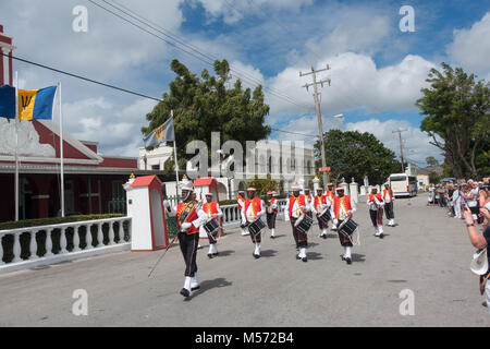 Reconstitution de la 19e siècle l'évolution de la sentinelle au 1814 Tour de l'horloge à Garrison Savannah, Bridgetown, Barbade, (le jeudi à midi) Banque D'Images