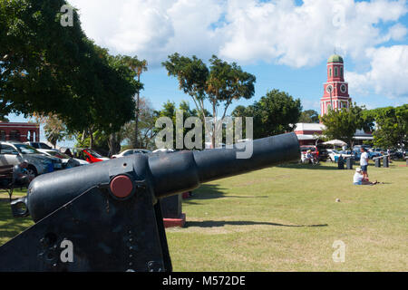 Cannon et 1814 Tour de l'horloge à Garrison Savannah, Bridgetown, Barbade Banque D'Images