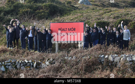 Les étudiants de Naisiunta Leitir Meallain Scoil visiter les trois panneaux érigés à l'extérieur Lettermullen, Co Galway à l'honneur le cinéaste et réalisateur irlandais Martin McDonagh. Banque D'Images