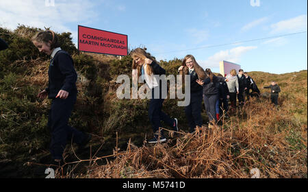 Les étudiants de Naisiunta Leitir Meallain Scoil visiter les trois panneaux érigés à l'extérieur Lettermullen, Co Galway à l'honneur le cinéaste et réalisateur irlandais Martin McDonagh. Banque D'Images