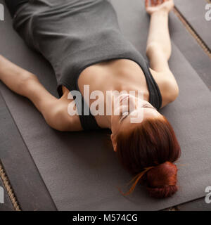 Young attractive woman lying in corps mort poser Banque D'Images