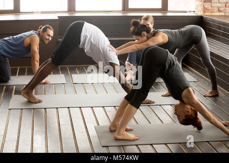 Aider l'instructeur african man doing stretching exercice à grou Banque D'Images