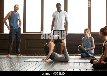 L'instructeur de yoga raja bhudjangasana exercice avancé Banque D'Images