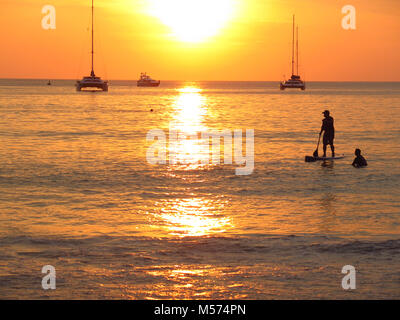 Silhouette of man paddle au coucher du soleil plage de Naiharn Phuket island Banque D'Images