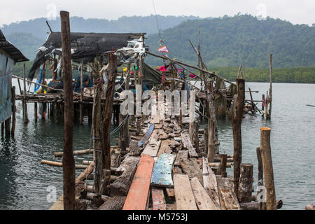 Pier de planches de bois dans le village de pêche thaïlandais. Banque D'Images