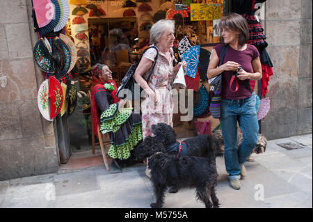 Barcelone, Catalogne. L'Espagne. Ciutat Vella, espagnol boutique de souvenirs. Banque D'Images