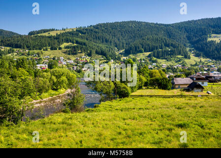 Ville de Verkhovyna, Chornyi Cheremosh Rivière, montagnes des Carpates, Région Hutsul, Pokuttya, Prykarpattia Région, Ivano-Frankivsk, Ukraine Banque D'Images