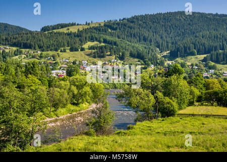 Ville de Verkhovyna, Chornyi Cheremosh Rivière, montagnes des Carpates, Région Hutsul, Pokuttya, Prykarpattia Région, Ivano-Frankivsk, Ukraine Banque D'Images