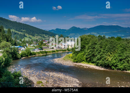 Ville de Verkhovyna, Chornyi Cheremosh river, Chornohora massif à distance, Carpates, Région Hutsul, Prykarpattia Région, l'Ukraine Banque D'Images