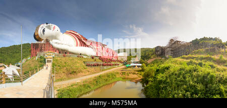 M. Sein Win : Mudon Taw Ya Bouddha couché, près de Mawlamyine, plus grand Bouddha couché, , l'État Môn, Myanmar (Birmanie) Banque D'Images