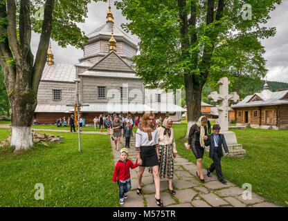 Les fidèles quitter après la messe à Sainte Trinité Eglise grecque-catholique, dans le village de Yapahuwa, près de la ville de Yaremtche, Carpates, Ukraine Banque D'Images