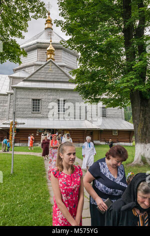 Les fidèles quitter après la messe à Sainte Trinité Eglise grecque-catholique, dans le village de Yapahuwa, près de la ville de Yaremtche, Carpates, Ukraine Banque D'Images