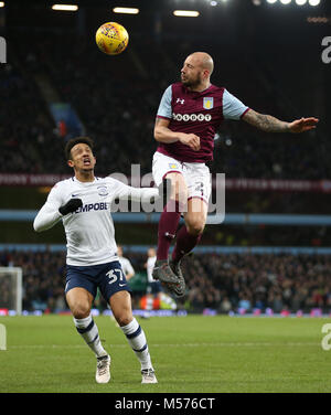 L'Aston Villa Alan Hutton (droite) et Preston North End Callum Robinson bataille pour le ballon pendant le match de championnat à Sky Bet Villa Park, Birmingham. Banque D'Images