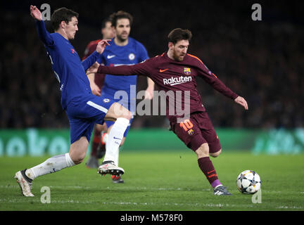 Chelsea's Andreas Christensen (à gauche) et la bataille de Barcelone Lionel Messi pour le ballon au cours de l'UEFA Champions League round de 16 premier match de jambe, à Stamford Bridge, Londres. Banque D'Images