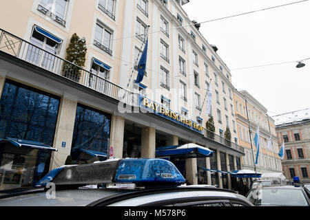 La police, Voiture, Bleu, Flash, Flash, Lumière, éclairage, LED, VIP, important, protéger, sauvegarder, Hotel, Bayerischer Hof, Munich, Bâtiment, maison, entrée, façade, Banque D'Images