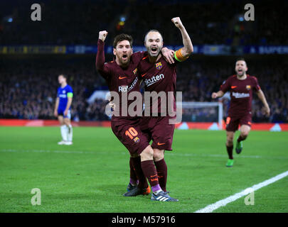 Lionel Messi de Barcelone (à gauche) fête marquant son premier but de côtés du jeu avec Andres Iniesta lors de la Ligue des Champions tour de 16 ans, première étape match à Stamford Bridge, Londres. Banque D'Images