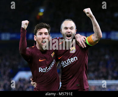 Lionel Messi de Barcelone (à gauche) fête marquant son premier but de côtés du jeu avec Andres Iniesta lors de la Ligue des Champions tour de 16 ans, première étape match à Stamford Bridge, Londres. Banque D'Images