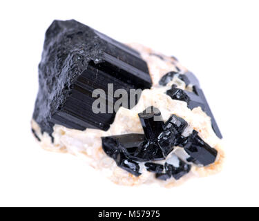 Point de tourmaline noire & Bébés niché dans le feldspath provenant du Brésil, isolé sur fond blanc Banque D'Images