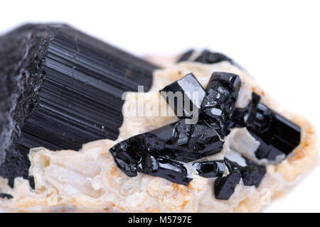 Point de tourmaline noire & Bébés niché dans le feldspath provenant du Brésil, isolé sur fond blanc Banque D'Images