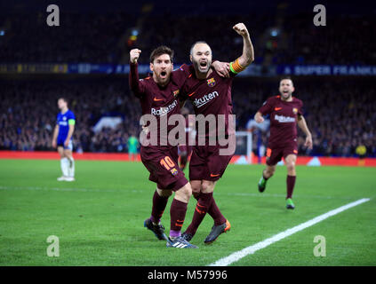 Lionel Messi de Barcelone (à gauche) fête marquant son premier but de côtés du jeu avec Andres Iniesta lors de la Ligue des Champions tour de 16 ans, première étape match à Stamford Bridge, Londres. Banque D'Images