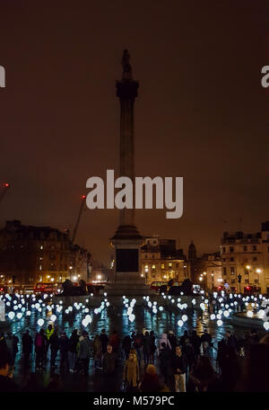 London Festival lumiere de la lumière 2018 est un festival de lumière la nuit dans le centre de Londres, mettant en valeur le capital et spectaculaire architecture iconique et rues, avec plus de 50 oeuvres d'artistes britanniques et internationaux. Comprend : Les gens se rassemblent pour voir l'enfant "hood" par Collectif Coin avec des ballons flottants lumineux à Trafalgar Square où : London, Royaume-Uni Quand : 20 Jan 2018 Credit : WENN.com Banque D'Images