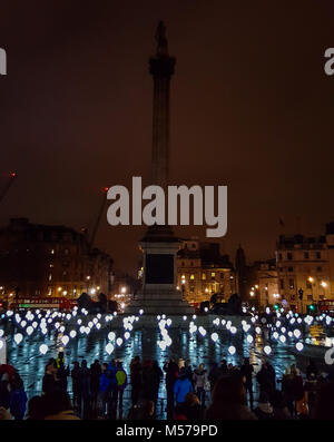 London Festival lumiere de la lumière 2018 est un festival de lumière la nuit dans le centre de Londres, mettant en valeur le capital et spectaculaire architecture iconique et rues, avec plus de 50 oeuvres d'artistes britanniques et internationaux. Comprend : Les gens se rassemblent pour voir l'enfant "hood" par Collectif Coin avec des ballons flottants lumineux à Trafalgar Square où : London, Royaume-Uni Quand : 20 Jan 2018 Credit : WENN.com Banque D'Images