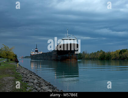 Un lac Freighter en passant par le canal Welland Banque D'Images