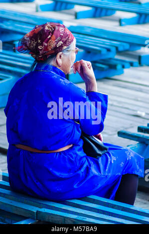 Oulan-bator, Mongolie - Juillet 11, 2010 : Dame vêtue de deel traditionnel au Naadam Cérémonie d ouverture, la Mongolie est le plus important festival. Banque D'Images