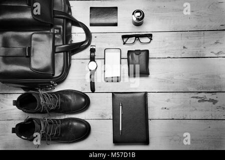 Hommes accessoires. Pièces accessoires élégant noir isolé sur une table en bois blanc. Vue de dessus, noir et blanc. Banque D'Images