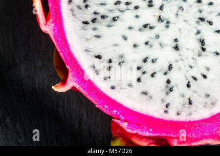 Détail d'un pitaya blanc mûrs (Hylocereus undatus) réduit de moitié. Banque D'Images