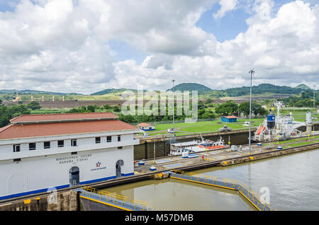 La ville de Panama, Panama - 3 novembre, 2017 : Miraflores Locks avec les chambres remplies d'eau et portes fermées et le deuxième canal de sortie qui mène Banque D'Images