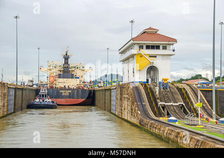 La ville de Panama, Panama - 4 novembre, 2017 : Vraquier KINGFISHER en ce moment naviguant sous pavillon des îles Marshall à l'Ecluse de Miraflores, un elec Banque D'Images